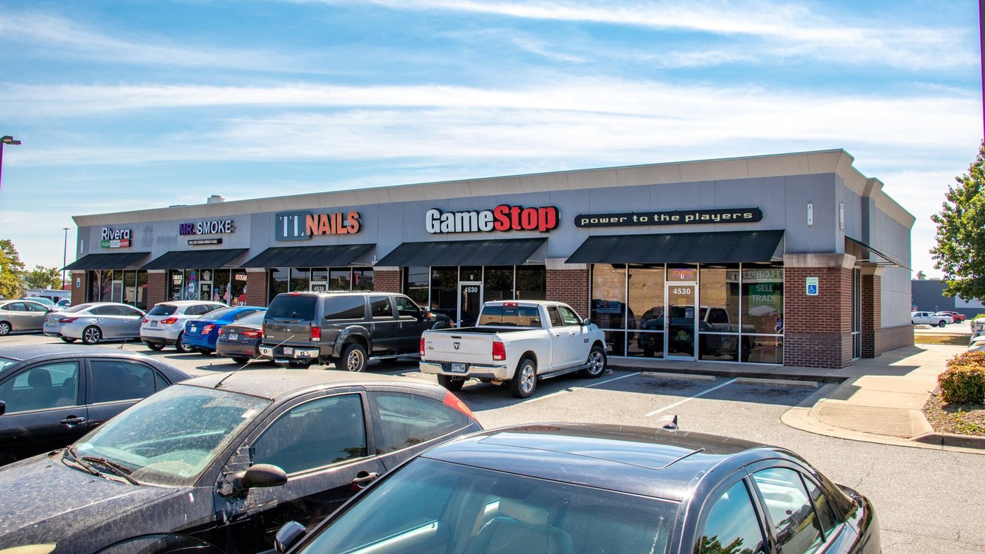 1,900 SF retail endcap available at Center at East McCain