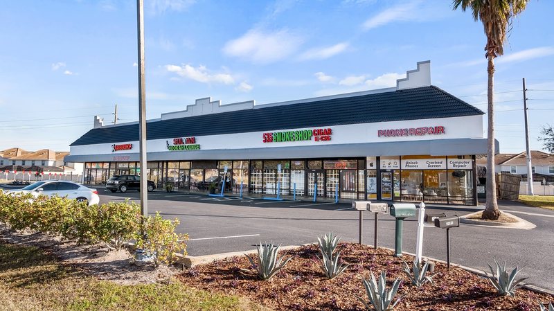 Vineland Plaza commercial center exterior along Vineland Road